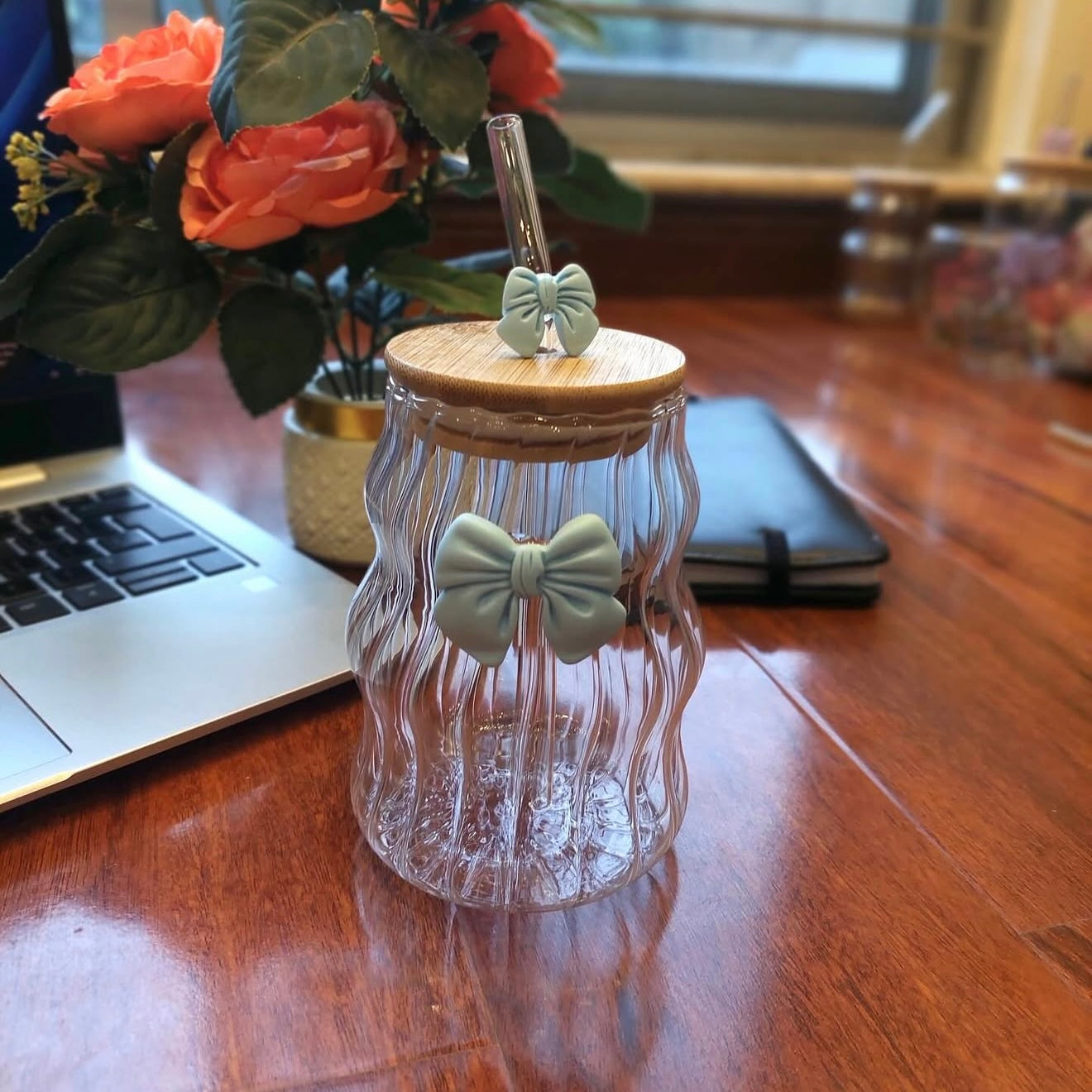 Bow glass with lid and straw