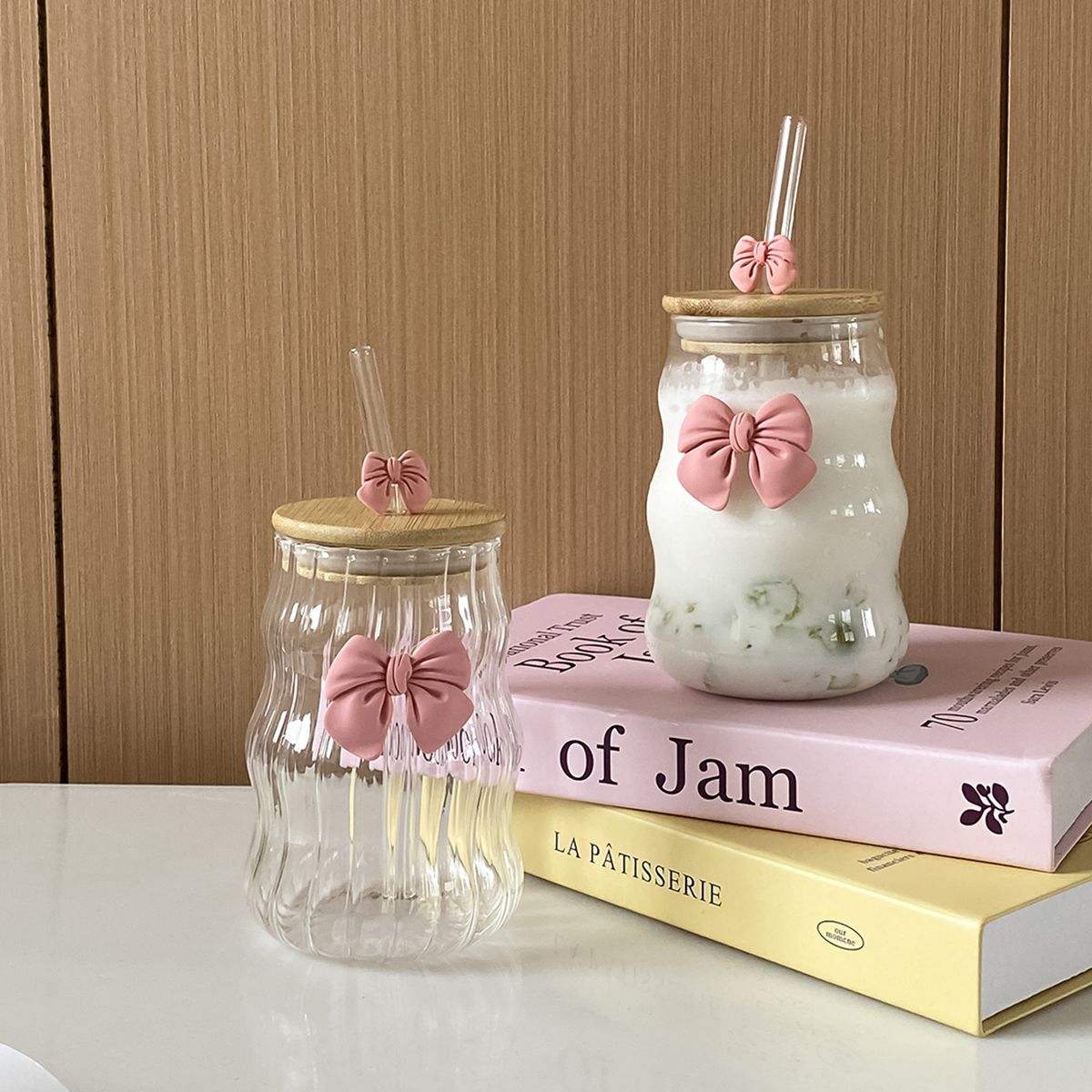 Bow glass with lid and straw