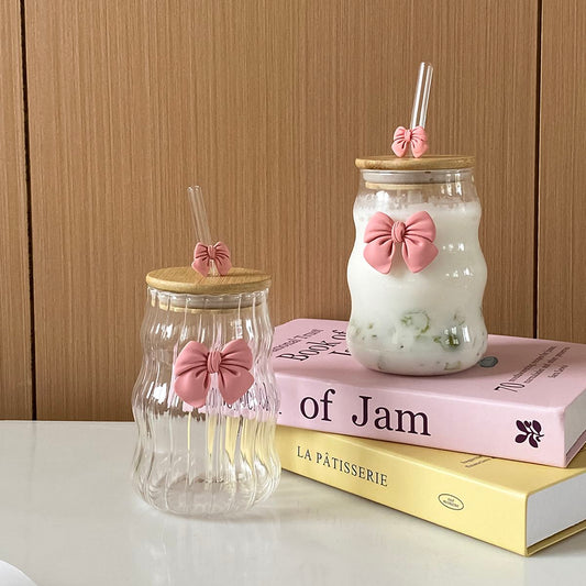 Bow glass with lid and straw