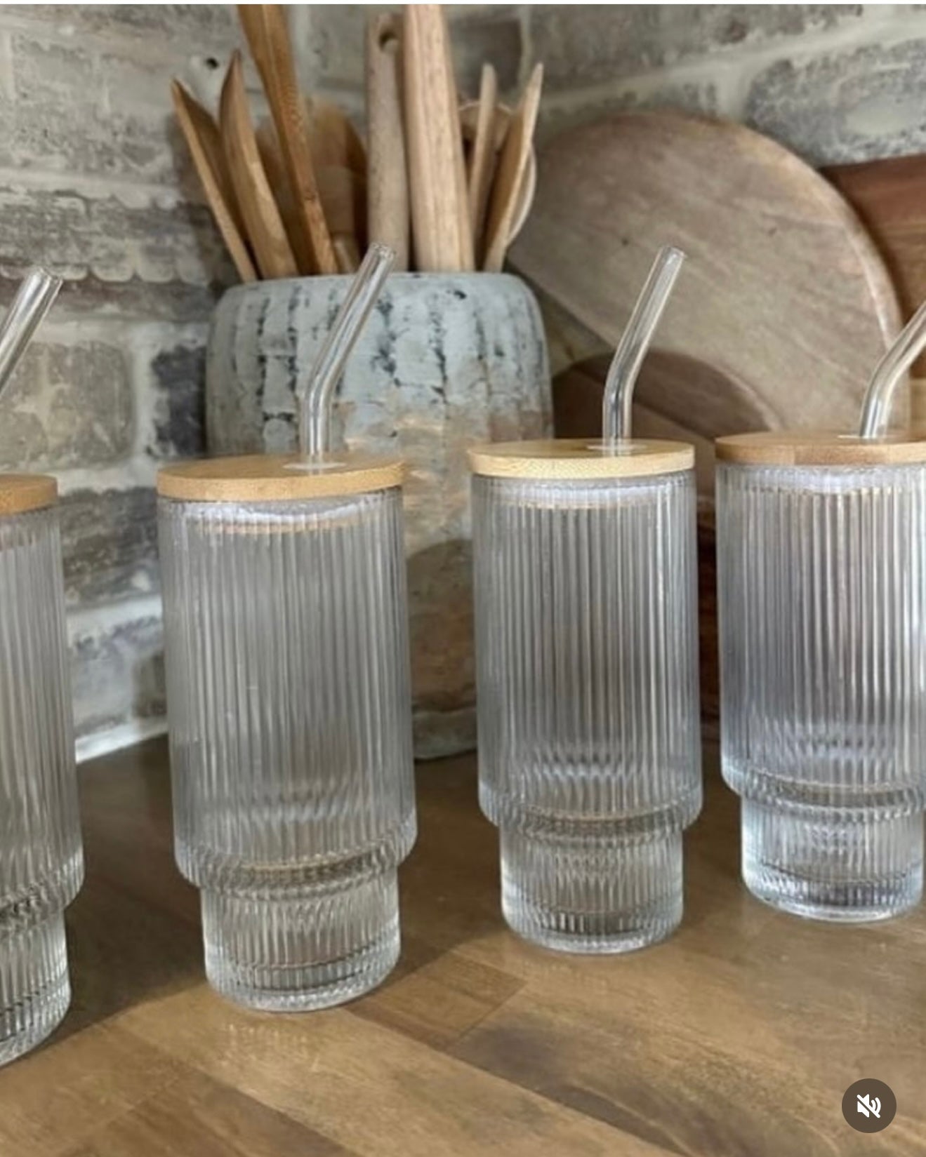 Ribbed Glass Tumbler with Handle, Straw & Bamboo Lid – 620ml