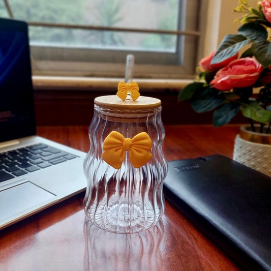 Bow glass with lid and straw