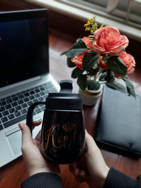 Black insulated travel mug with handle and lid – King edition