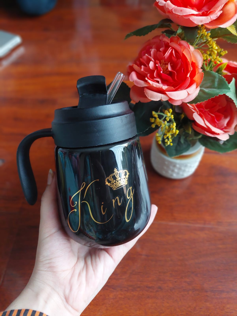 Black insulated travel mug with handle and lid – King edition